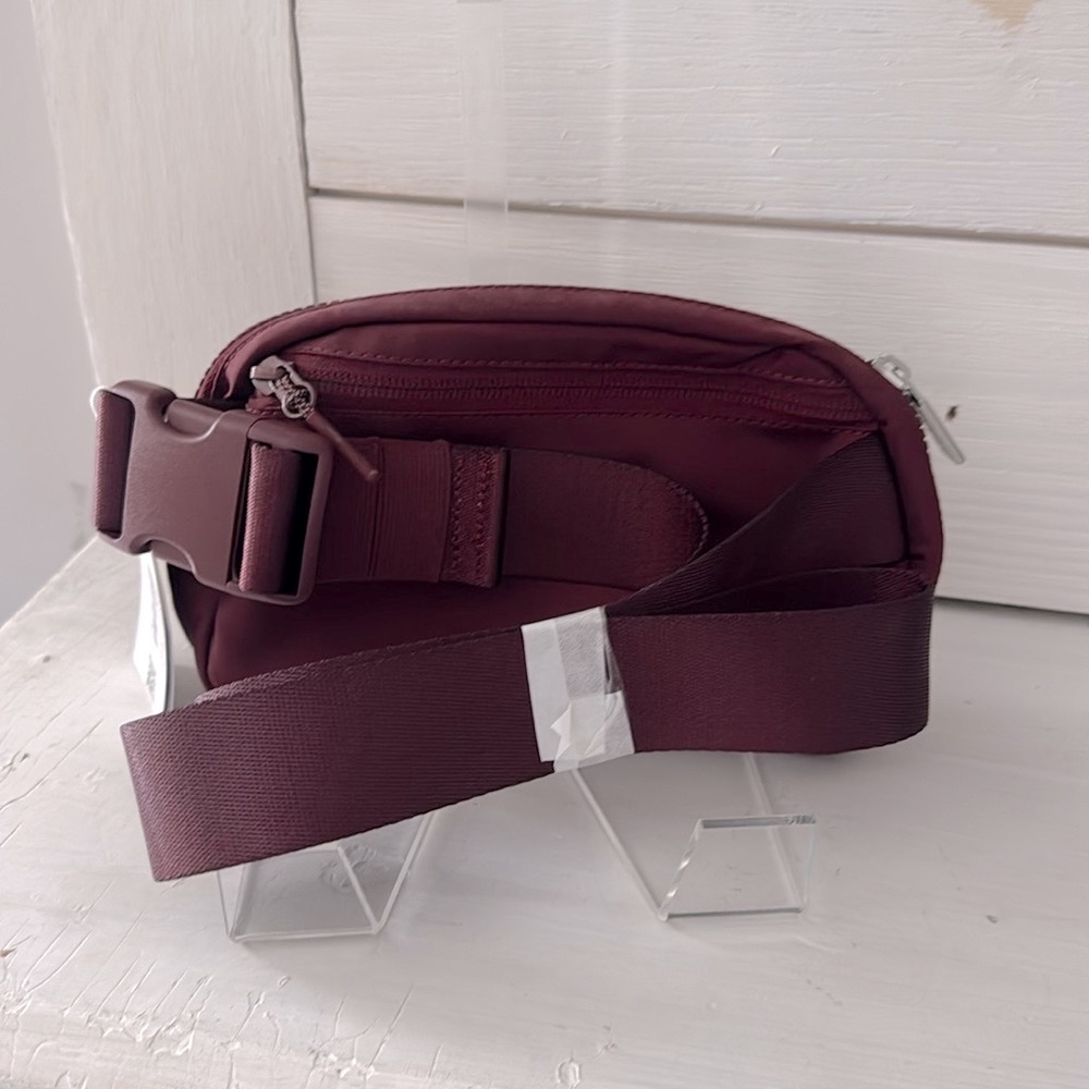 NWT lululemon everywhere belt bag - Picture 5 of 6